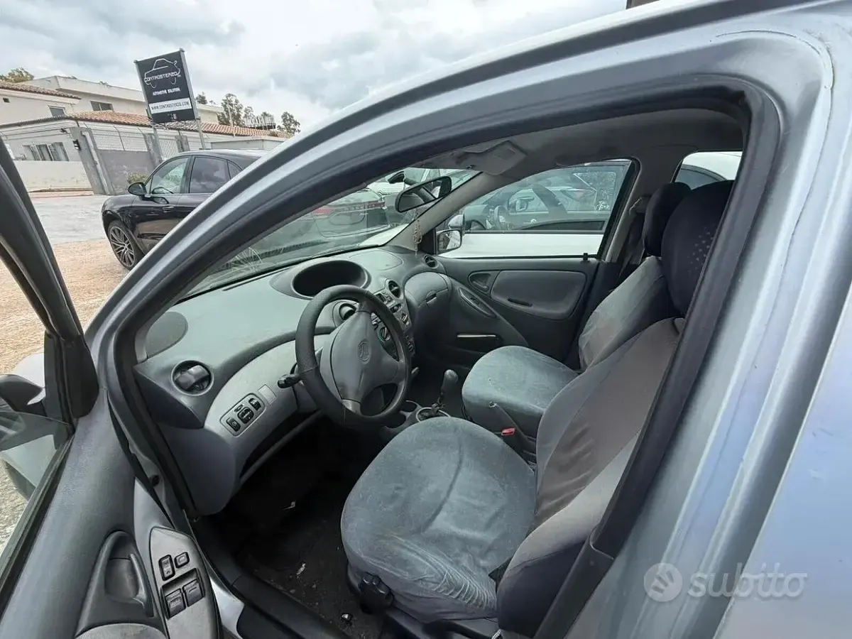 Usata Toyota Yaris 68 CV (50 kW) 1999 Grigio Utilitaria