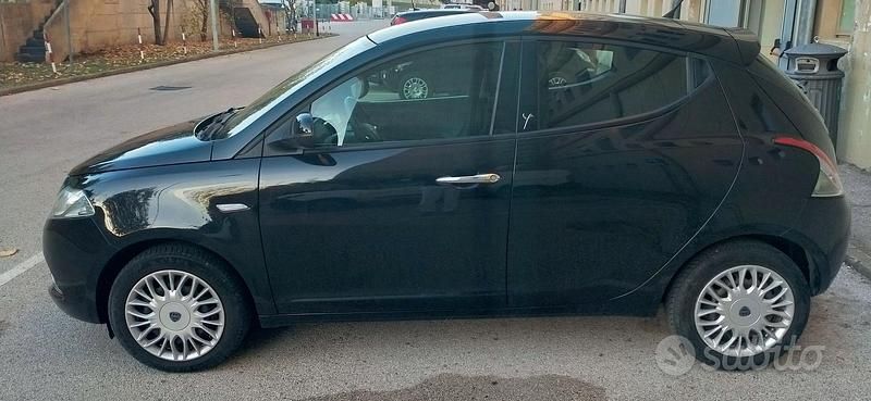 Usata Lancia Ypsilon Gold 95 CV (69 kW) 2017 Nero Utilitaria