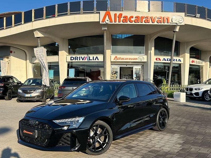 Nero Nuova 2025 Audi RS3 Sportback Due volumi | 72.500 € (Buon prezzo) - Immagine 1/4