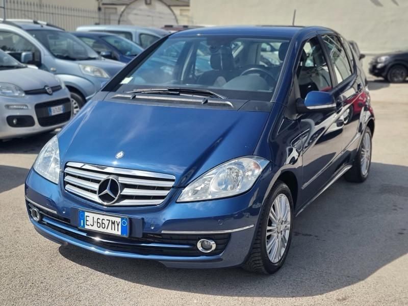 Blu Usata 2011 Mercedes A160 Tre volumi | 4500 € (Buon prezzo) - Immagine 1/4