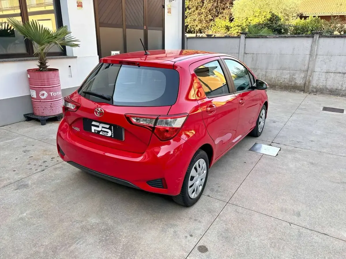 Usata Toyota Yaris Active 69 CV (50 kW) 2017 Rosso Berlina