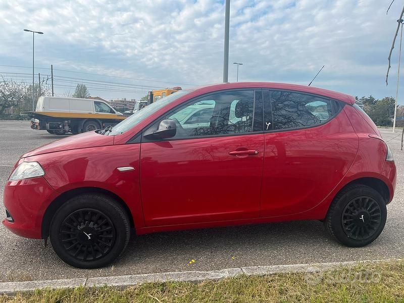 Usata Lancia Ypsilon 69 CV (50 kW) 2015 Rosso Utilitaria