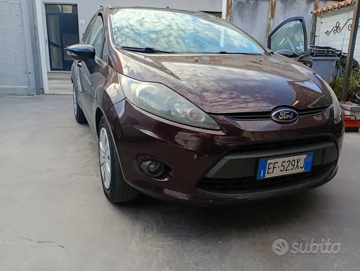 Usata Ford Fiesta Titanium 68 CV (50 kW) 2011 Marrone Berlina