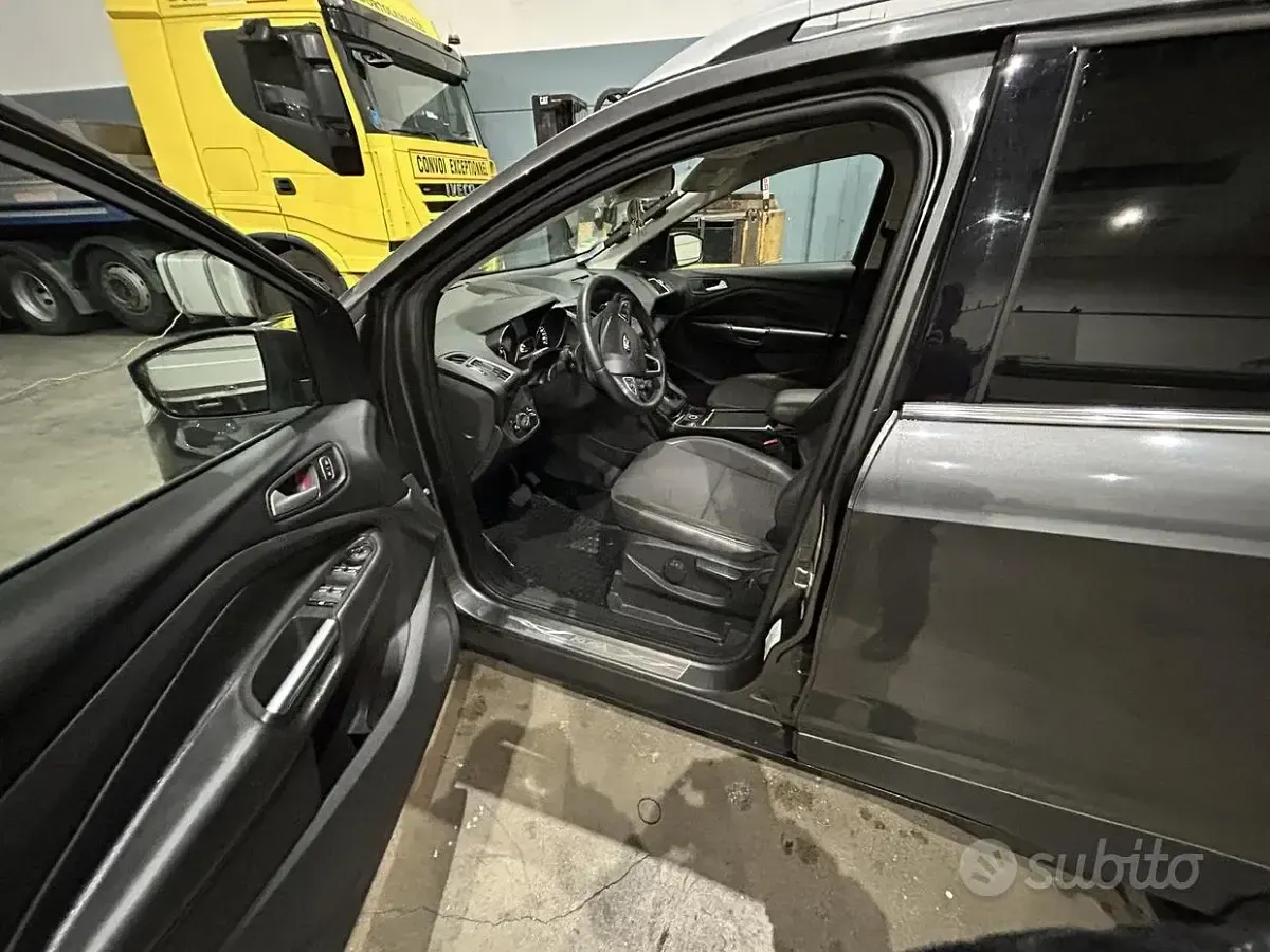 Usata Ford Kuga 150 CV (110 kW) 2018 Grigio SUV