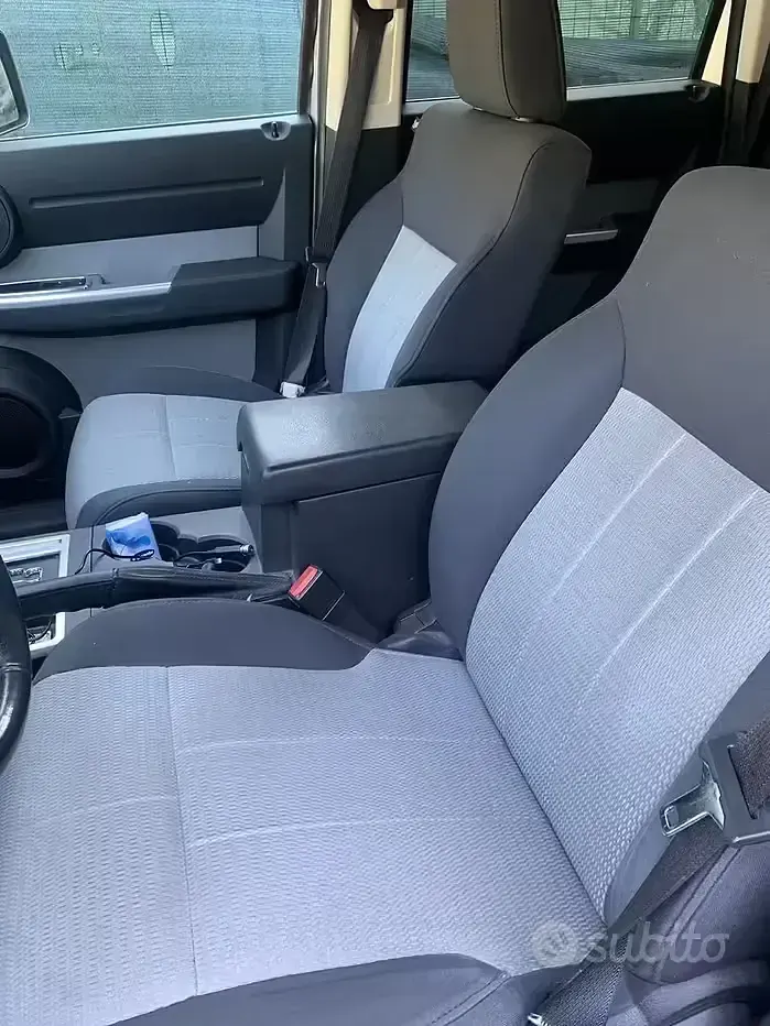 Usata Dodge Nitro 170 CV (125 kW) 2003 Grigio SUV