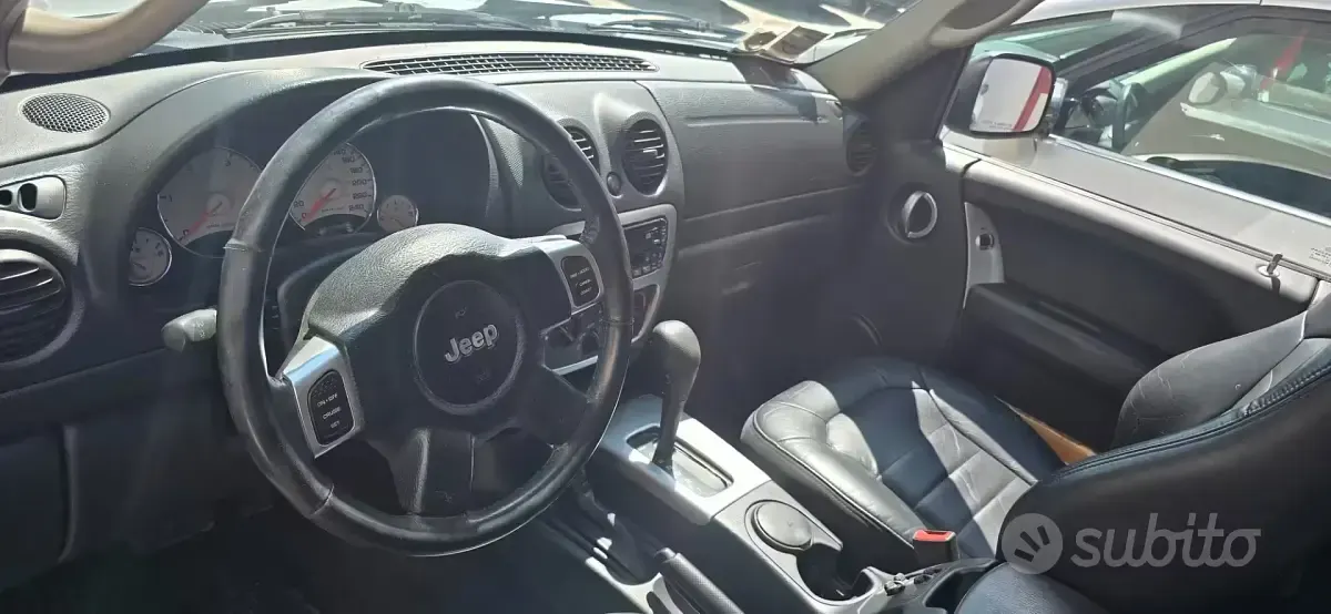 Usata Jeep Cherokee Sport 143 CV (105 kW) 2002 Grigio SUV