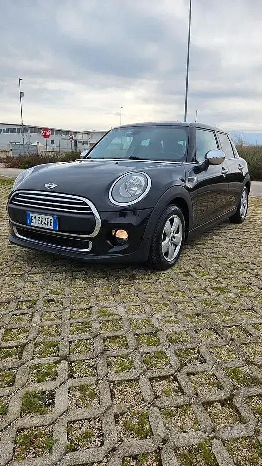 Usata Mini Cooper D 95 CV (69 kW) 2015 Nero Utilitaria