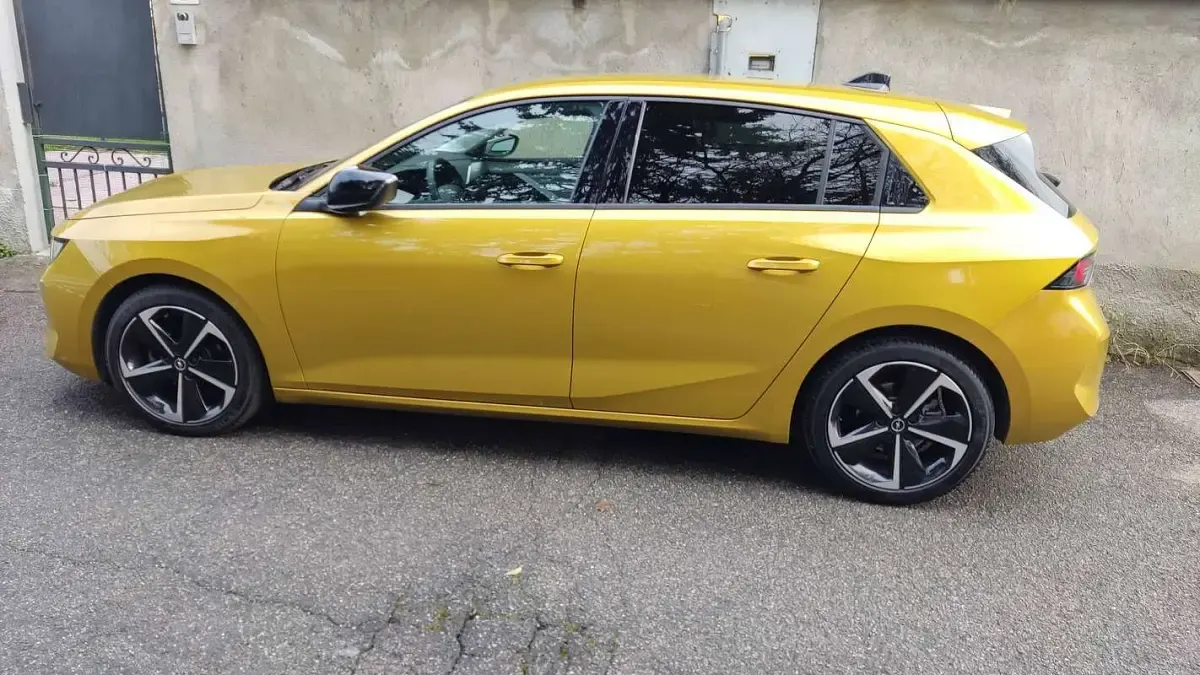 Usata Opel Astra Elegance 131 CV (96 kW) 2024 Oro Utilitaria