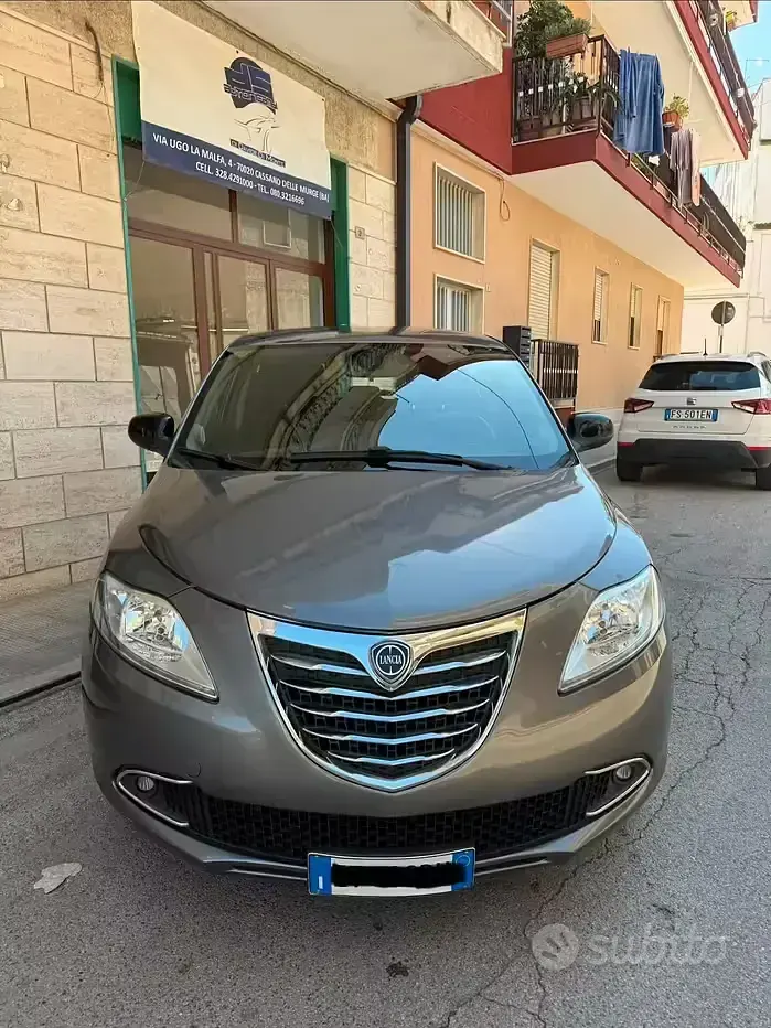 Usado Lancia Ypsilon Gold 69 HP (50 kW) 2015 Cinzento Citadino