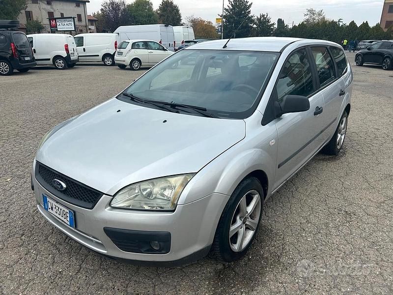 Begagnad Ford Focus S 90 HK (66 kW) 2005 Grå Kombi