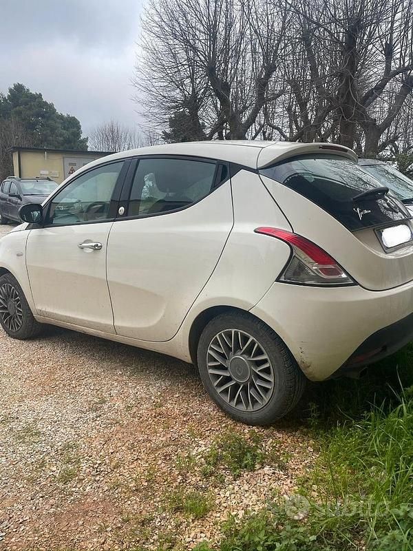 Usata Lancia Ypsilon Platinum 69 CV (50 kW) 2012 Bianco Utilitaria
