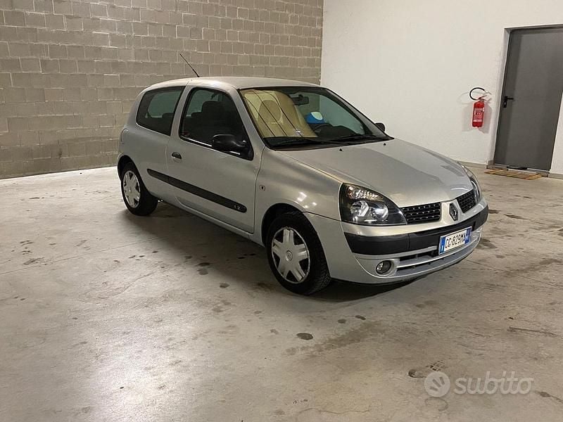 Usata Renault Clio II LIMITED 58 CV (42 kW) 2003 Grigio Berlina