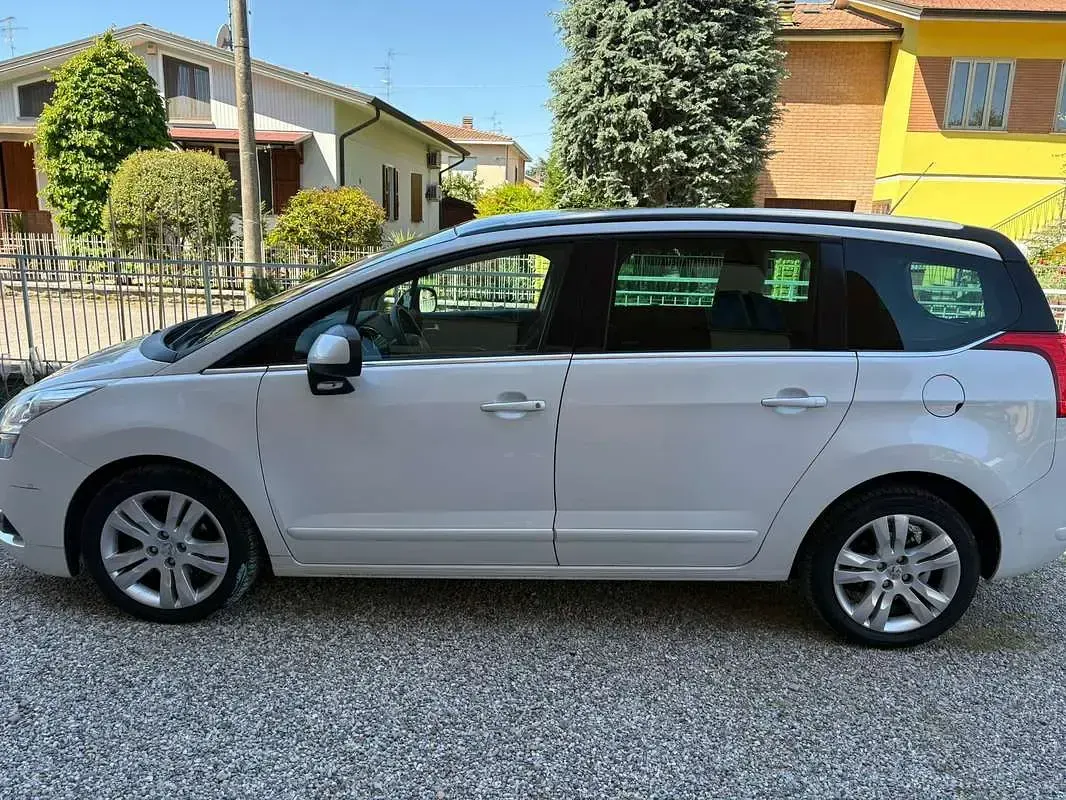 Usata Peugeot 5008 Business-Line 114 CV (83 kW) 2013 Bianco Monovolume