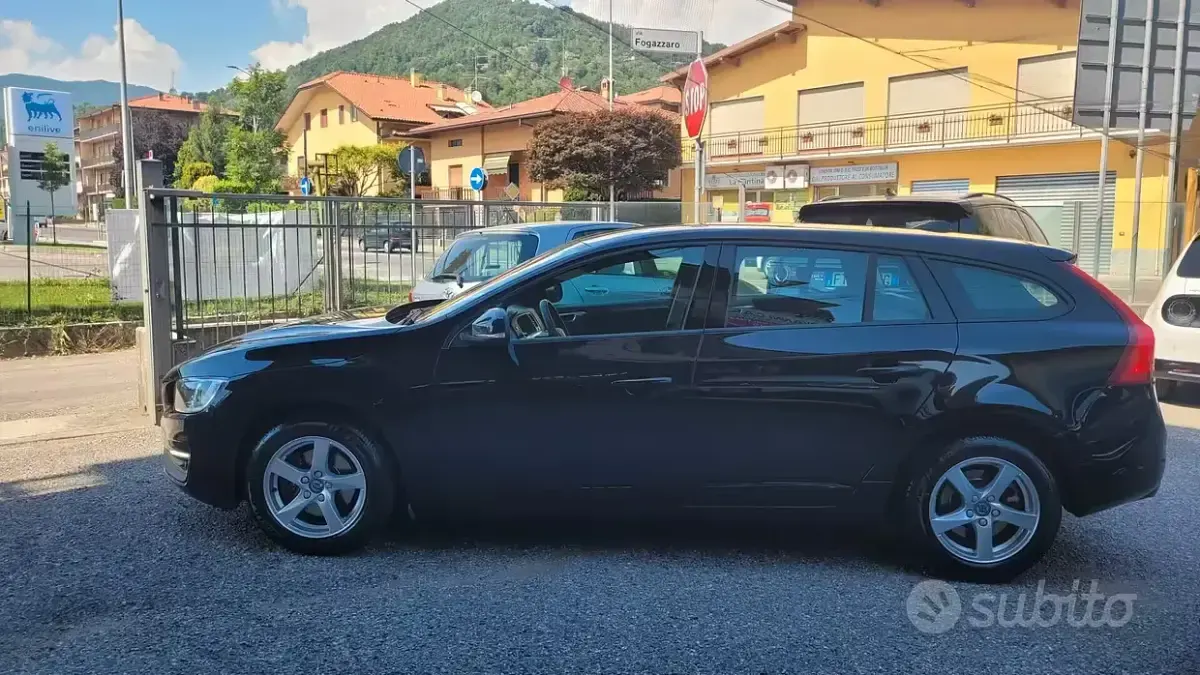 Usata Volvo V60 Dynamic 120 CV (88 kW) 2018 Nero Station wagon