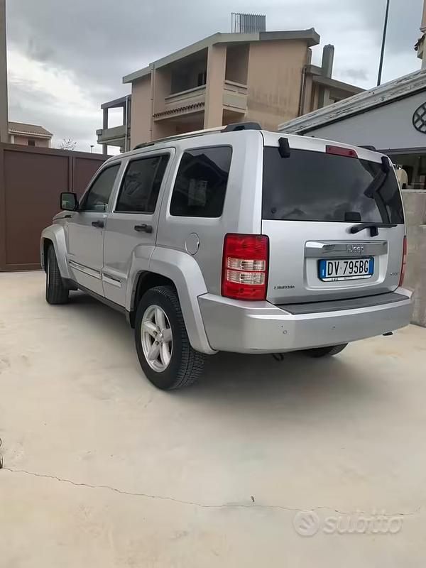 Usata Jeep Cherokee 116 CV (85 kW) 2011 Grigio SUV