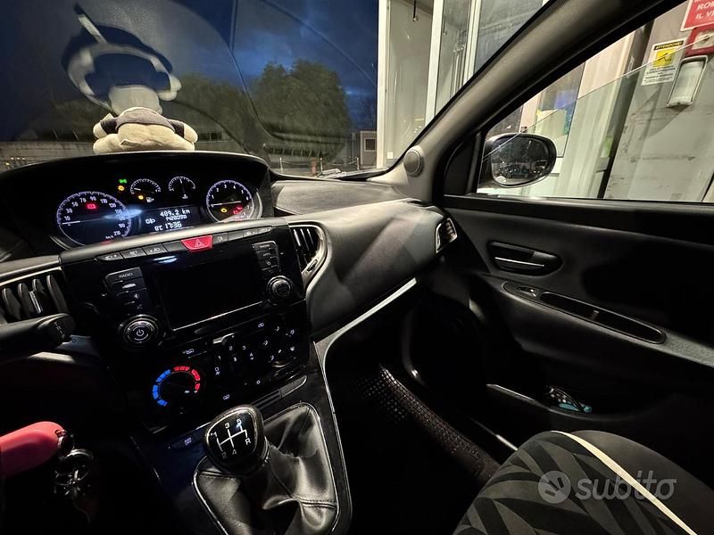 Usata Lancia Ypsilon 69 CV (50 kW) 2017 Grigio Utilitaria