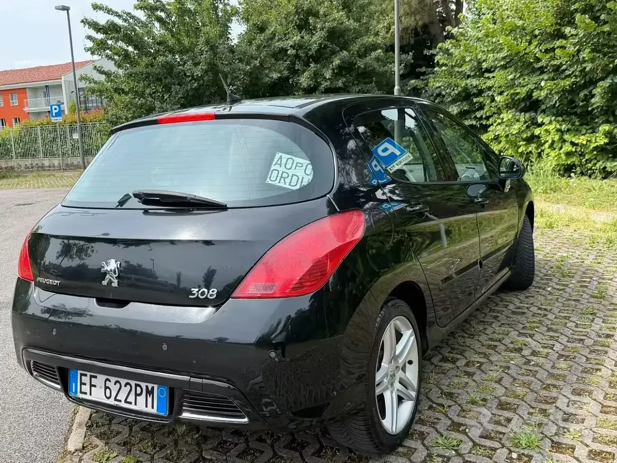 Usata Peugeot 308 109 CV (80 kW) 2010 Nero Utilitaria