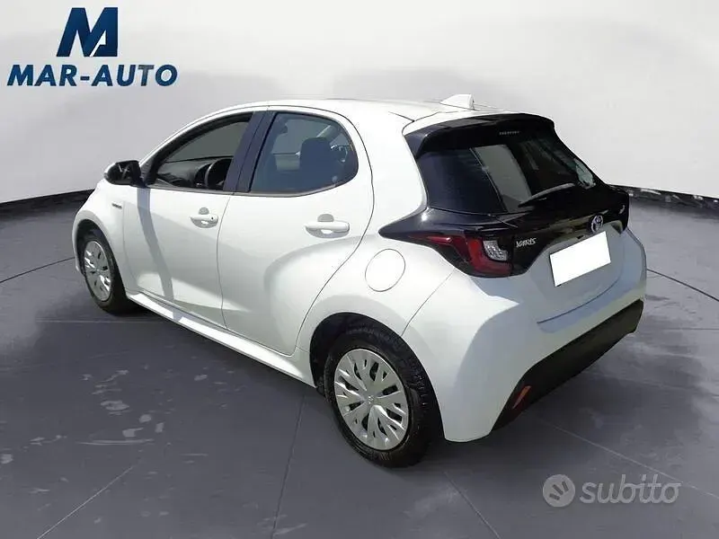 Usata Toyota Yaris Hybrid Business Edition 116 CV (85 kW) 2021 Bianco Berlina