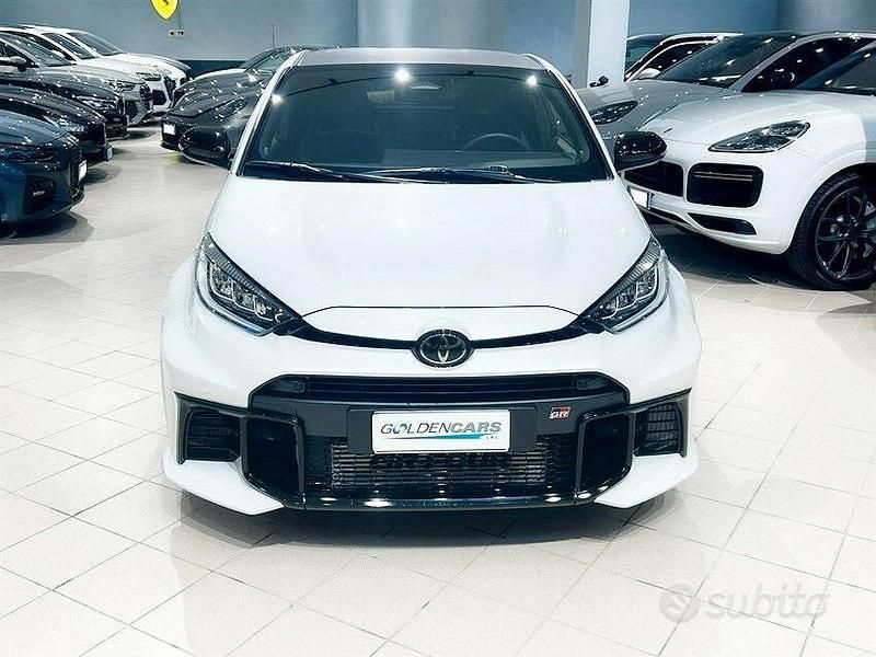 Usata Toyota Yaris 280 CV (205 kW) 2024 Bianco Utilitaria