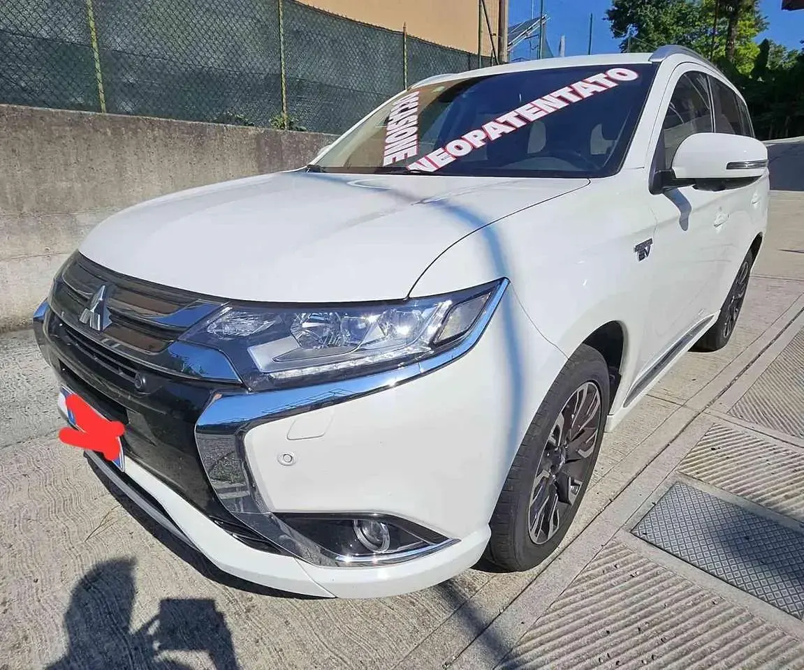 Usata Mitsubishi Outlander P-HEV Instyle 121 CV (88 kW) 2018 Bianco SUV