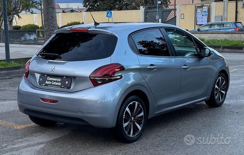 Usata Peugeot 208 Signature Sky 102 CV (75 kW) 2020 Grigio Utilitaria