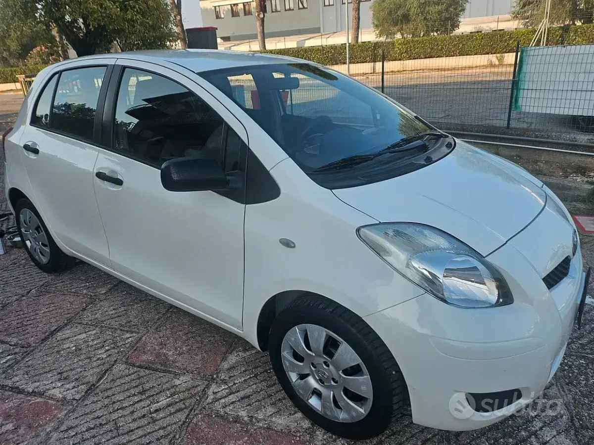 Usata Toyota Yaris Sol 69 CV (50 kW) 2009 Bianco Utilitaria