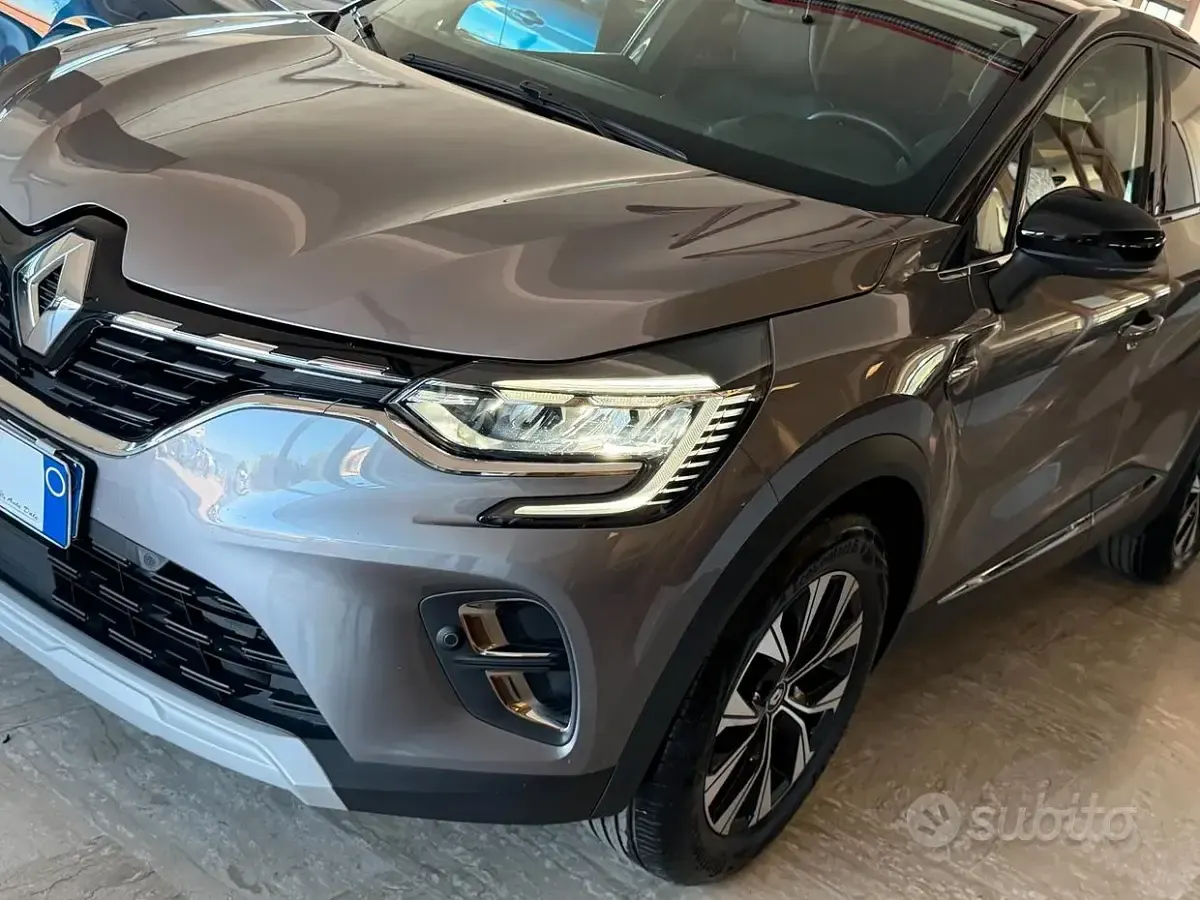 Usata Renault Captur Techno 101 CV (74 kW) 2023 Grigio SUV