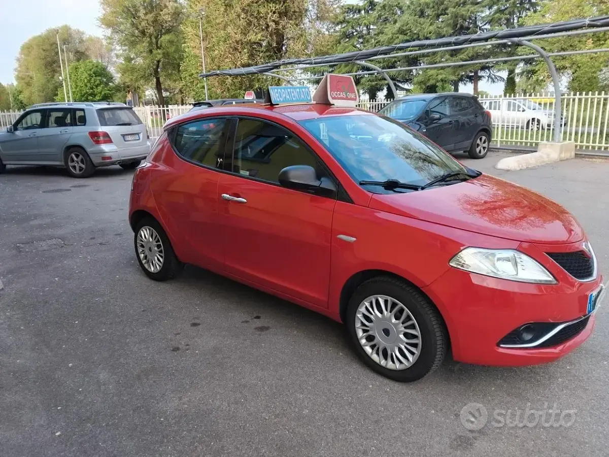 Usata Lancia Ypsilon Silver 69 CV (50 kW) 2016 Rosso Utilitaria
