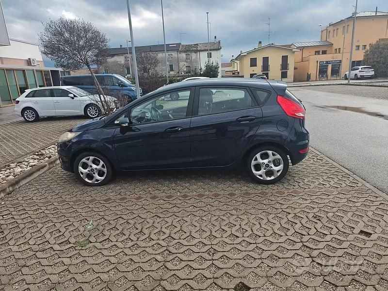 Usata Ford Fiesta 82 CV (60 kW) 2011 Blu Utilitaria