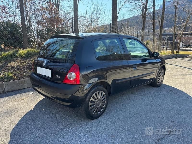Usata Renault Clio II Luxe 98 CV (72 kW) 2005 Nero Utilitaria