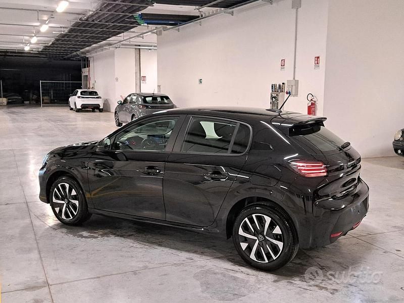 Usata Peugeot 208 Active 101 CV (74 kW) 2024 Nero Utilitaria