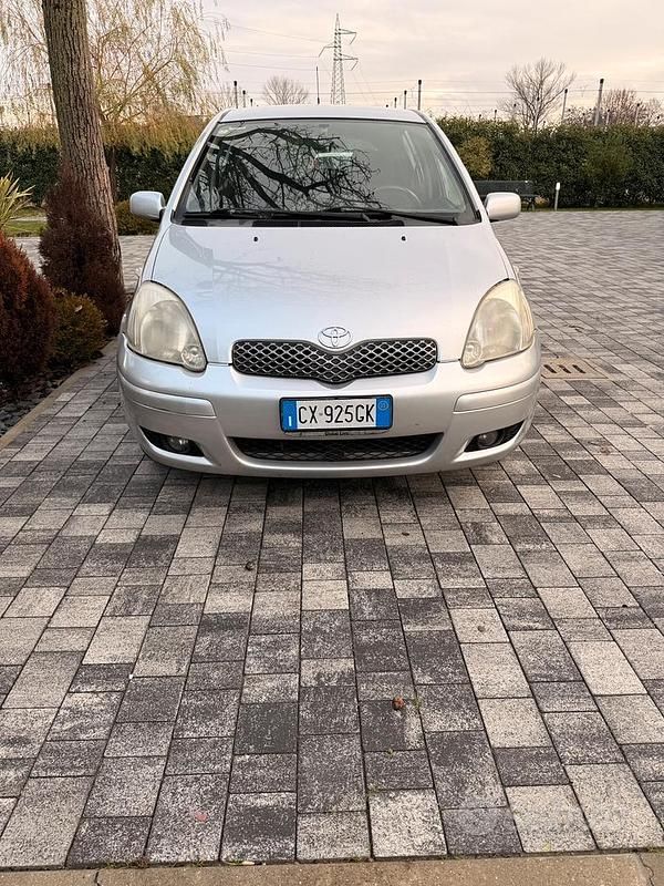 Grigio Usata 2005 Toyota Yaris Due volumi | 1800 € (Ottimo prezzo) - Immagine 1/4