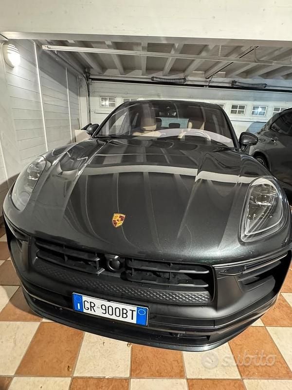 Grigio Usata 2023 Porsche Macan SUV | 88.000 € (Cara) - Immagine 1/4