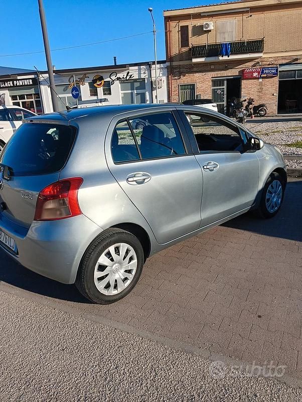 Usata Toyota Yaris 68 CV (50 kW) 2006 Grigio Utilitaria