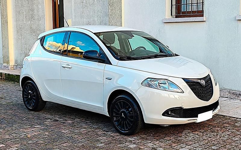 Usata Lancia Ypsilon Gold 69 CV (50 kW) 2015 Bianco Utilitaria