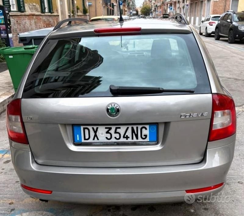 Usata Skoda Octavia 105 CV (77 kW) 2010 Marrone Station wagon