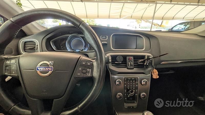 Usata Volvo V40 Momentum 120 CV (88 kW) 2016 Nero Station wagon