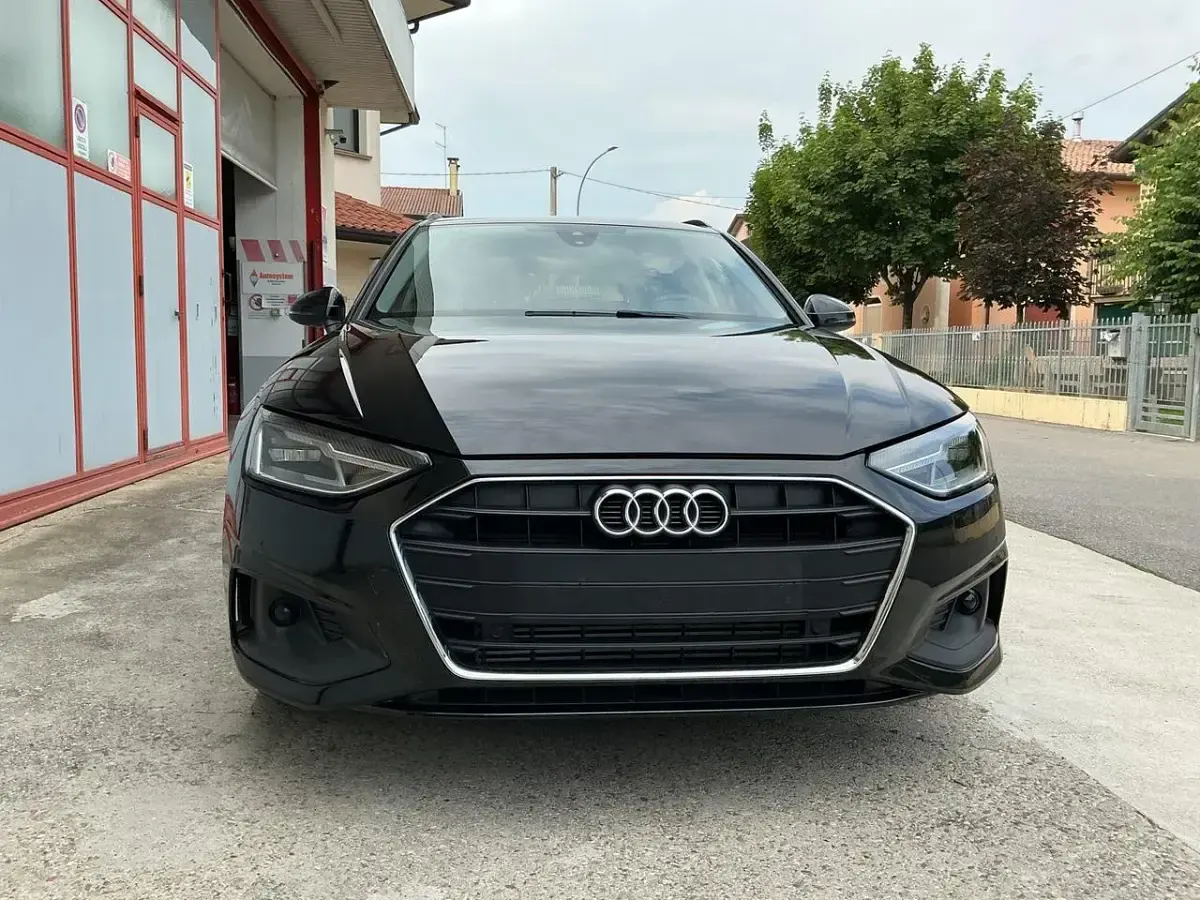 Usado Audi A4 149 CV (109 kW) 2022 Negro Familiar