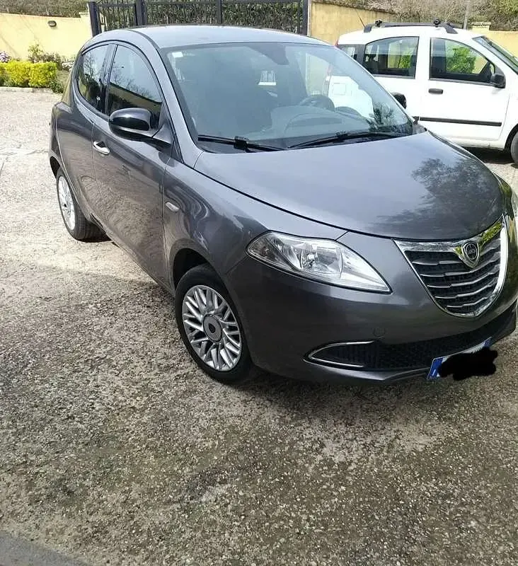 Usata Lancia Ypsilon Gold 69 CV (50 kW) 2015 Utilitaria