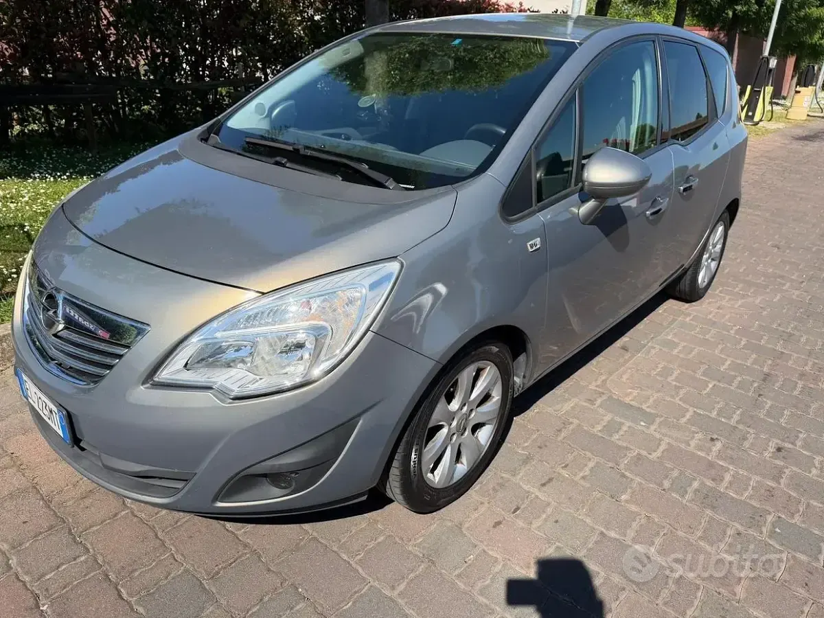 Begagnad Opel Meriva Cosmo 95 HK (69 kW) 2012 Brun Minibuss
