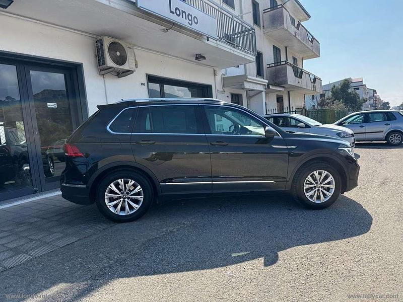 Usata VW Tiguan Life 122 CV (89 kW) 2022 Deep black perlato SUV