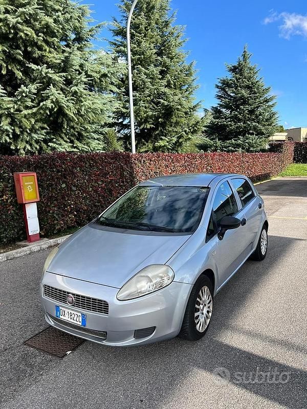 Grigio Usata 2009 Fiat Punto Tre volumi | 2250 € - Immagine 1/4