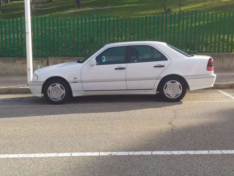 Bianco Usata 1997 Mercedes C180 Classic Tre volumi | 3000 € (Buon prezzo) - Immagine 1/3