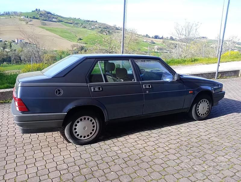 Usata Alfa Romeo 75 110 CV (80 kW) 1992 Grigio Berlina