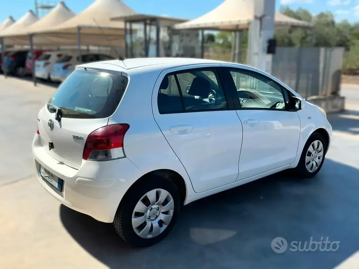 Usata Toyota Yaris Sol 69 CV (50 kW) 2009 Bianco Utilitaria