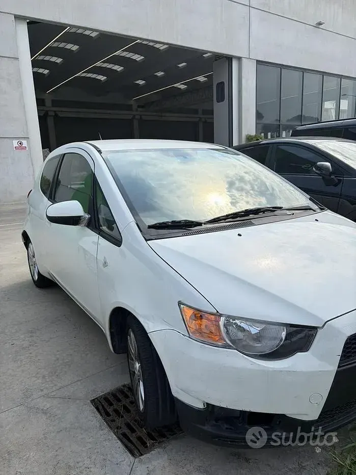Usata Mitsubishi Colt 75 CV (55 kW) 2009 Bianco Utilitaria