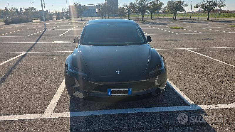 Nero Usata 2024 Tesla Model 3 Long Range AWD Tre volumi | 35.000 € (Buon prezzo) - Immagine 1/4