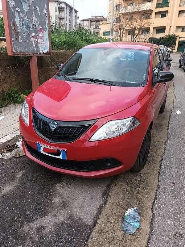 Usata Lancia Ypsilon Silver 69 CV (50 kW) 2023 Rosso Utilitaria