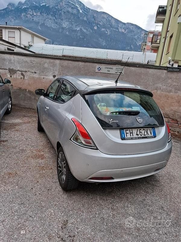 Usata Lancia Ypsilon 69 CV (50 kW) 2017 Grigio Utilitaria