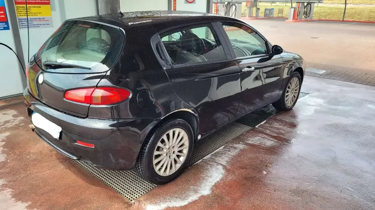 Usata Alfa Romeo 147 Distinctive 120 CV (88 kW) 2007 Nero Utilitaria